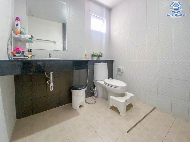 *****บ้านเดี่ยวมือสองย่านกรุงเทพฯ ม.สิริกานต์3 บางใหญ่-กาญจนาฯ เนื้อที่กว้างเกือบ 67 ตร.ว. พร้อมฟังก์ชัน 4 ห้องนอน 3 ห้องน้ำ ที่จอดรถ 2 คัน สภาพสวย พร้อมเข้าอยู่ แถมฟรี! เครื่องปรับอากาศ 6 เครื่อง บนทำเลแห่งการเดินทาง ใกล้รถไฟฟ้าสายสีม่วง "สถานีคลองบางไผ่" และทางด่วน "ศรีรัช"